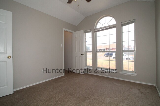 Building Photo - Exceptional!