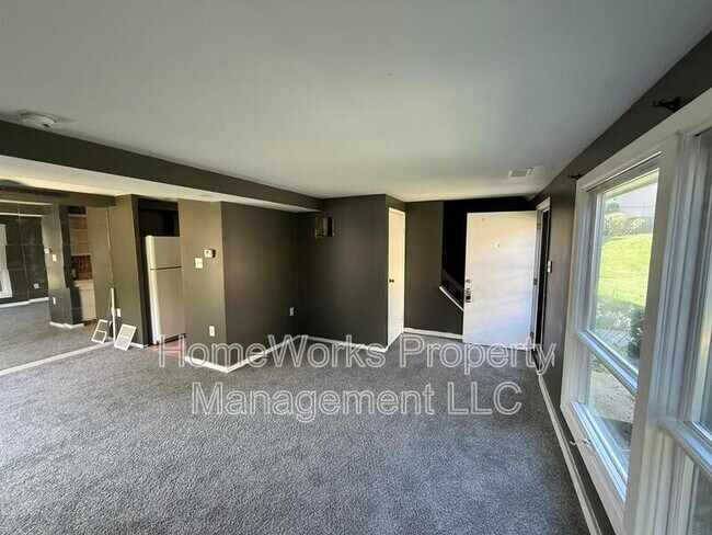 Building Photo - 554 West Ct