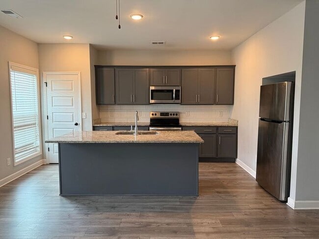 Building Photo - FOR RENT - Beautiful Townhome in Henderson...