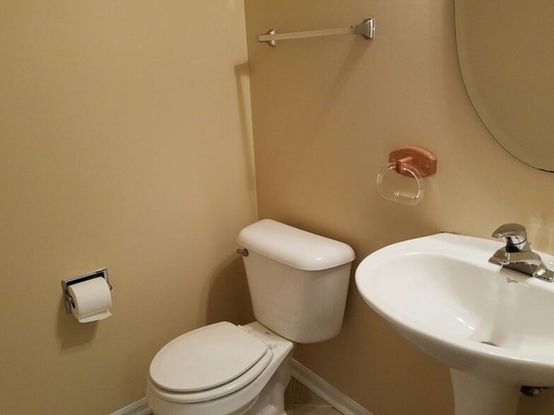 Building Photo - 2541 Hillsboro Blvd