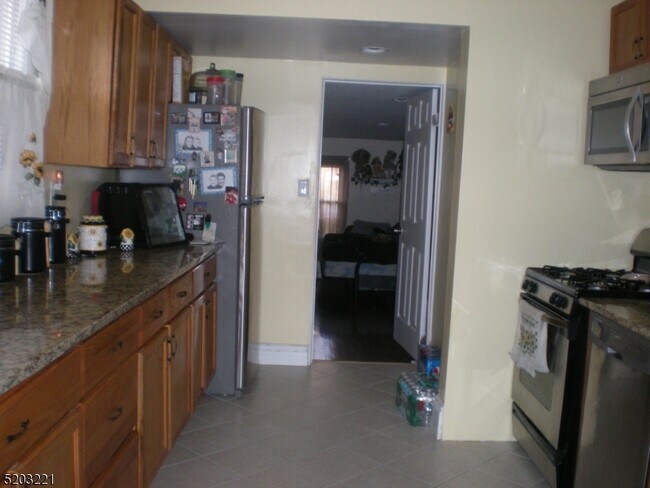 Building Photo - 147 Phelps Ave