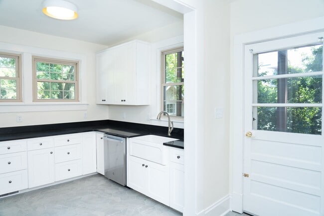 Building Photo - Large 4 Bedroom Home On Oakhurst Circle