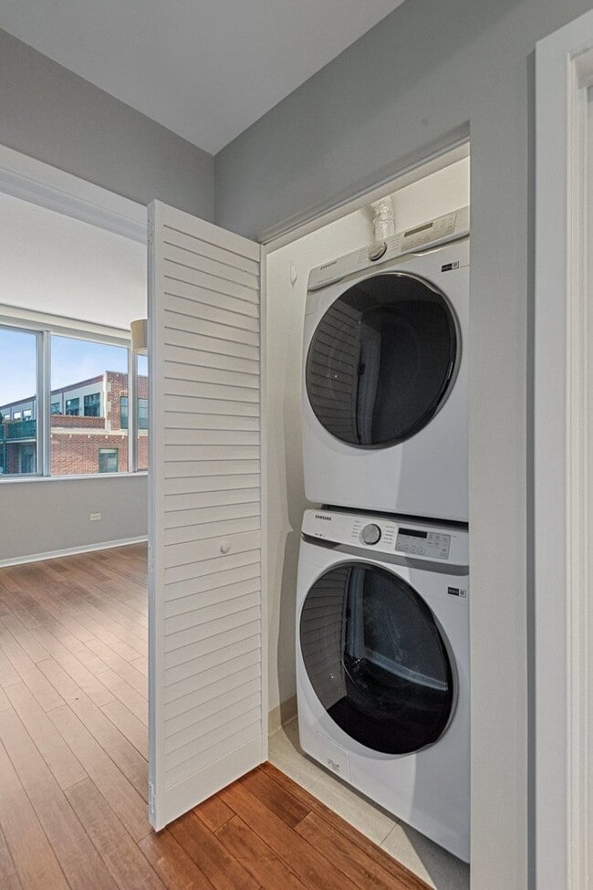 Building Photo - 123 S Green St