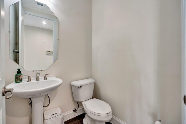Building Photo - 2562 Gardens Pkwy