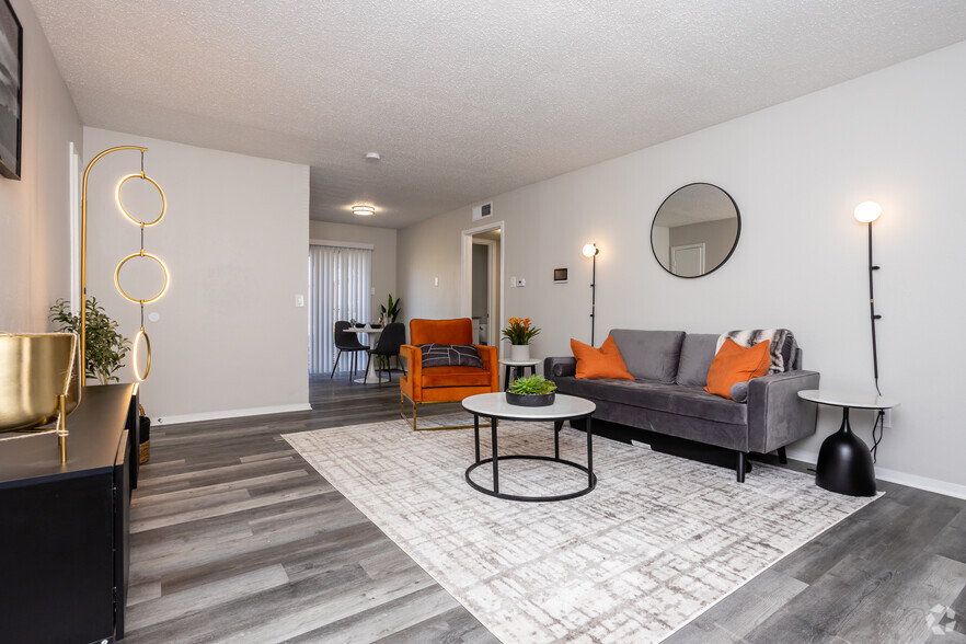 Primary Photo - La Bella Apartments