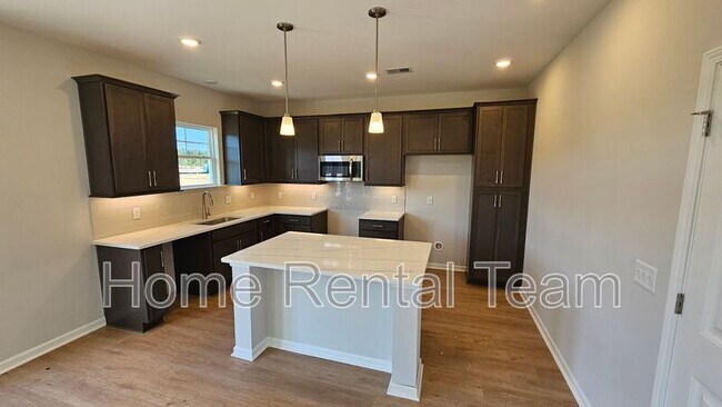 Building Photo - 16 Roxbury Dr