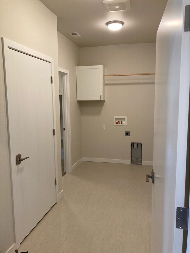 Building Photo - 3-Bed, 2 Bath Stunner in Kestrel Point