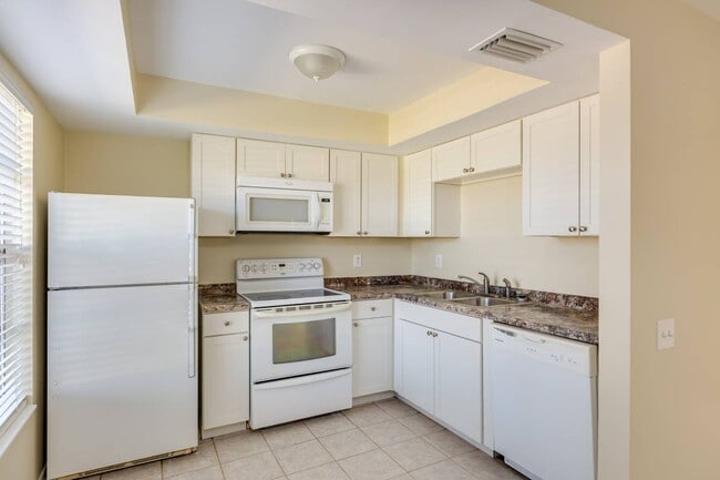 Building Photo - 128 SE 12th Ter