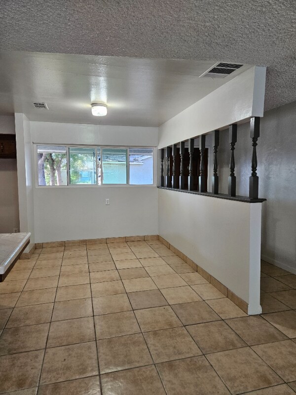 Building Photo - 1077 N White St