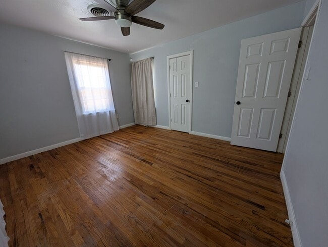 Building Photo - 3 bed 1 bath Pre-Leasing