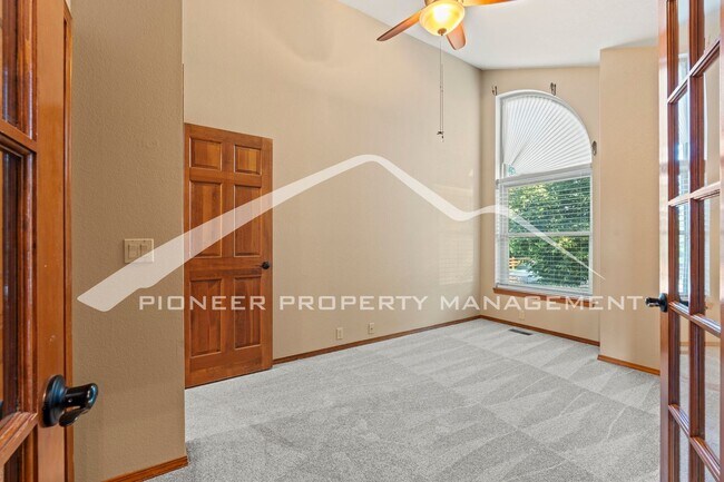 Building Photo - 5 bed/3 bath Main-Level Living with Design...