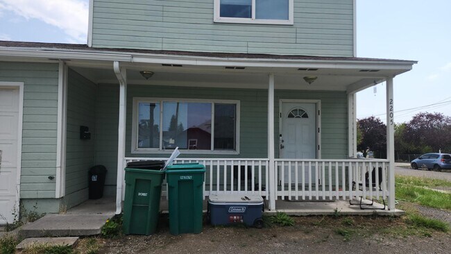 Primary Photo - 2205 Oak Ave