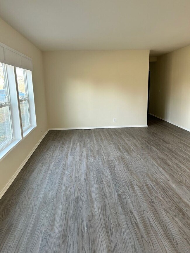 Building Photo - Large Spacious 5 Bedroom House with Fenced Yard