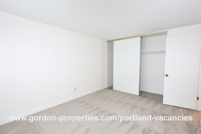 Building Photo - SE 15th Ave - remodeled 3 bedroom duplex w...
