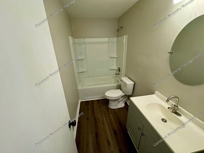 Building Photo - Elegant Elkin!