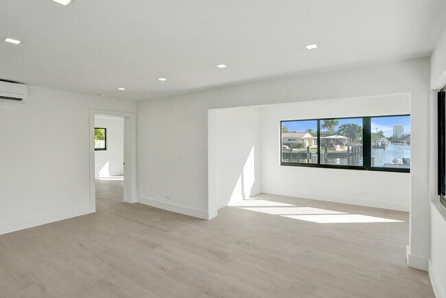 Building Photo - 840 SE 22nd Ave