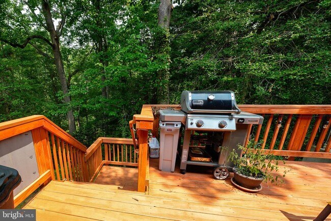 Building Photo - 1025 Commanders Way N
