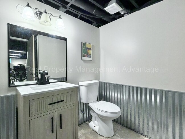 Building Photo - 3 Bed/2.5 Bath - Cape Cod Charm with Modern Comforts Throughout