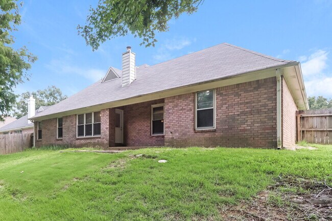 Building Photo - 8642 Tropicana Dr N