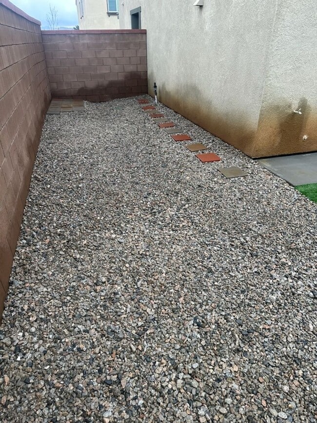 Building Photo - AVAILABLE MAY 15TH