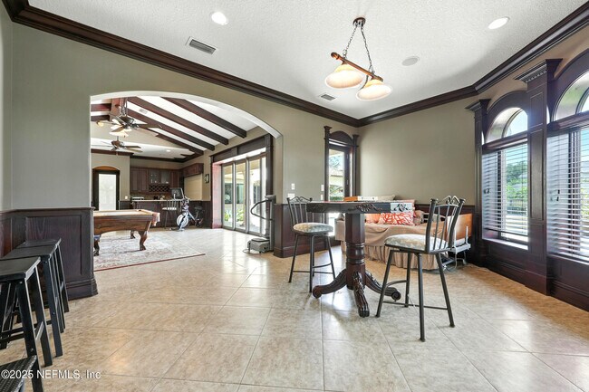 Building Photo - 2061 Crown Dr