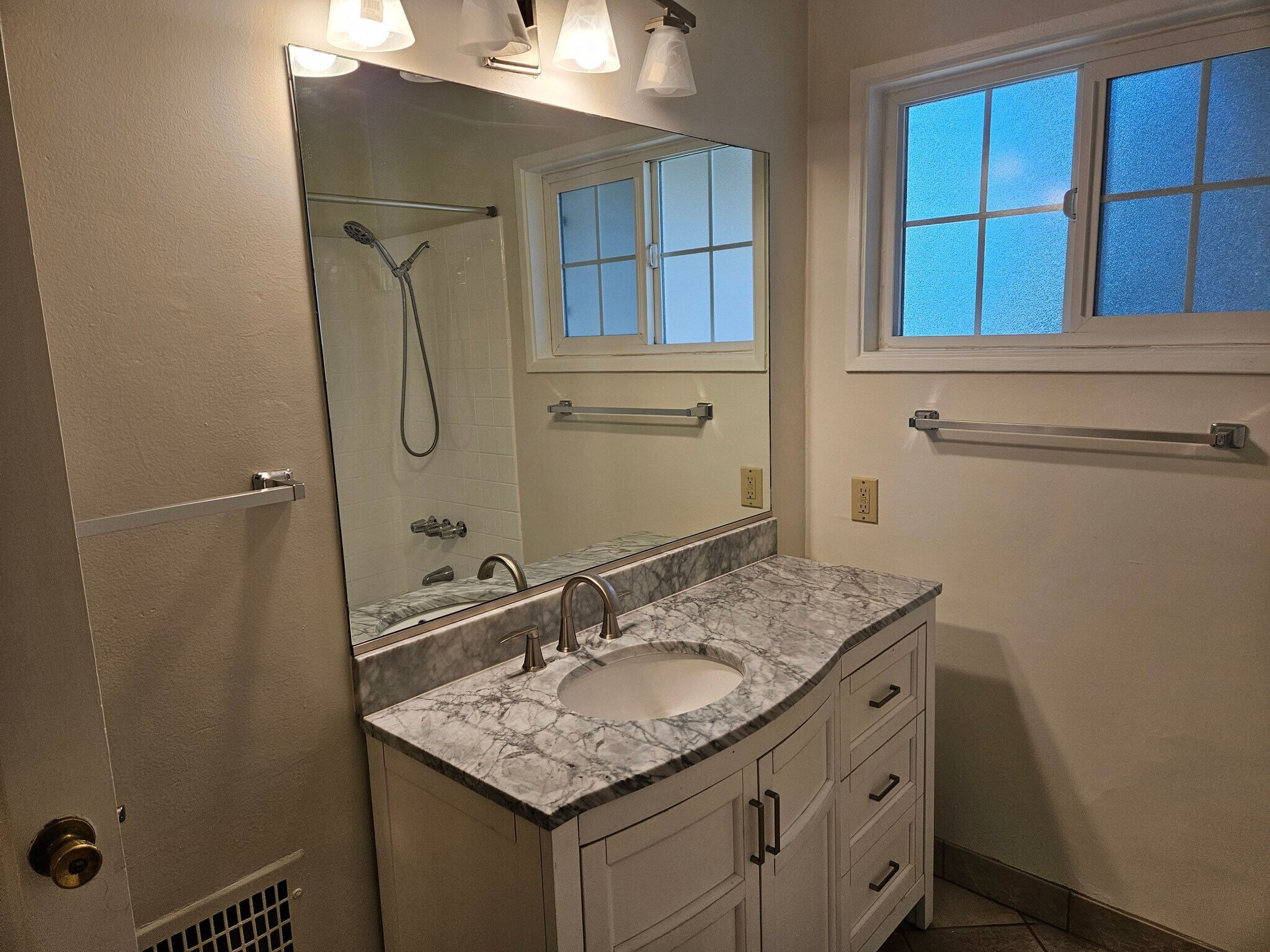 Building Photo - 9966 Glencrest Cir