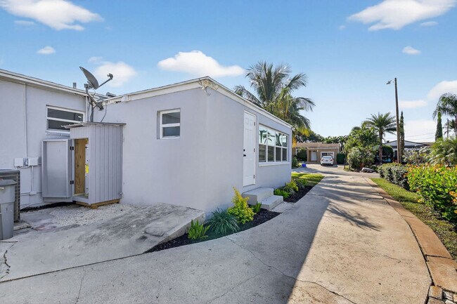 Building Photo - 823 Avenida Hermosa