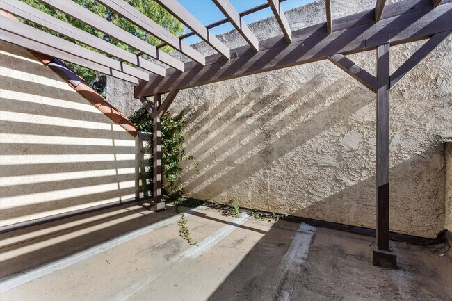 Building Photo - Spacious Condo Near Bakersfield College – Prime Location!