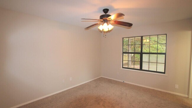 Building Photo - 15711 Echo Glen Dr