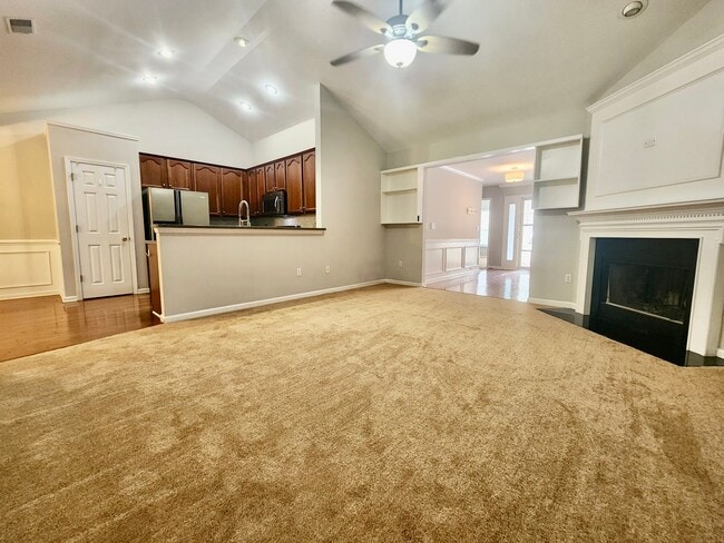 Building Photo - Spacious 3 bedroom with an outside oasis -...