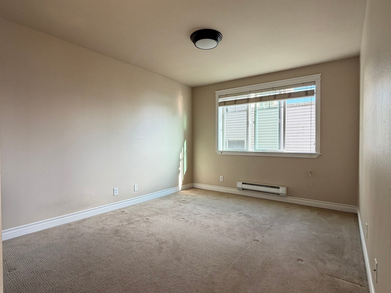 Building Photo - 2200 Thorndyke Ave W