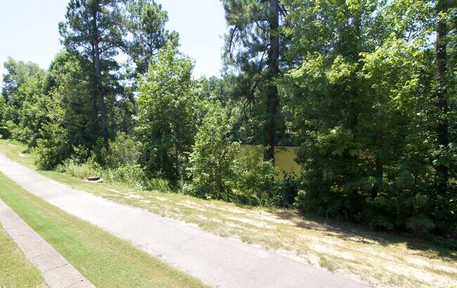 Building Photo - Gorgeous 2br/2.5ba Two-Floor Townhouse in ...