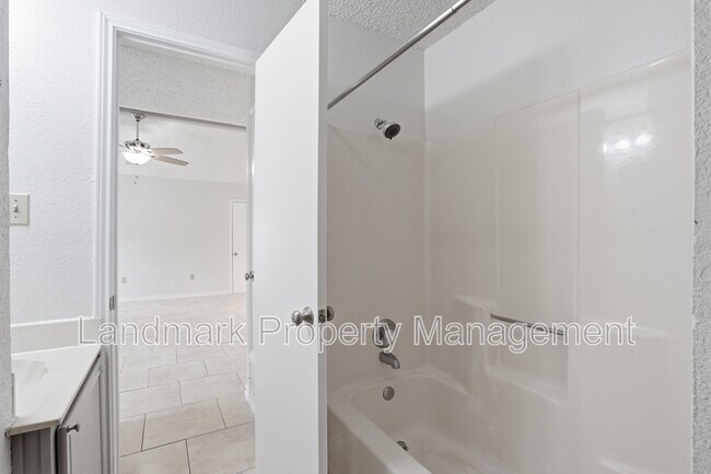 Building Photo - 1122 Hidden Creek Dr