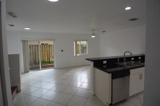 Building Photo - 324 NE 3rd St