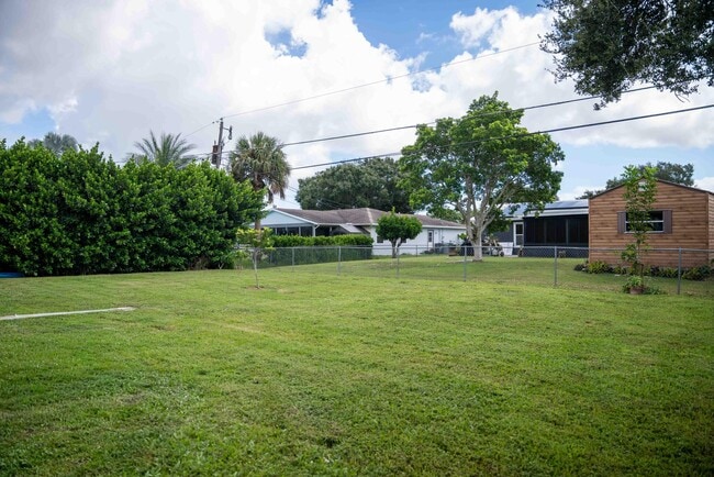 Building Photo - 1881 SE Manth Ln