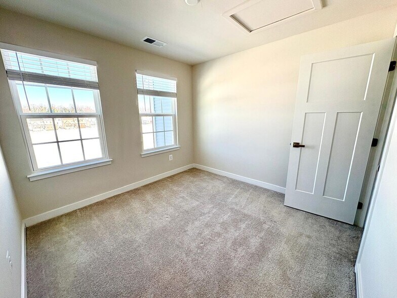 Building Photo - 856 New Castle Landing Dr