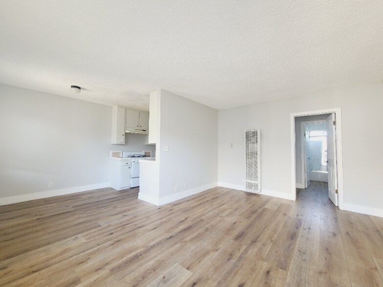 Building Photo - 13425 Vanowen St