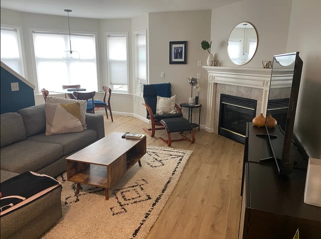 Building Photo - Greenwood Townhome 2Beds 1.5 Bath- $3,100