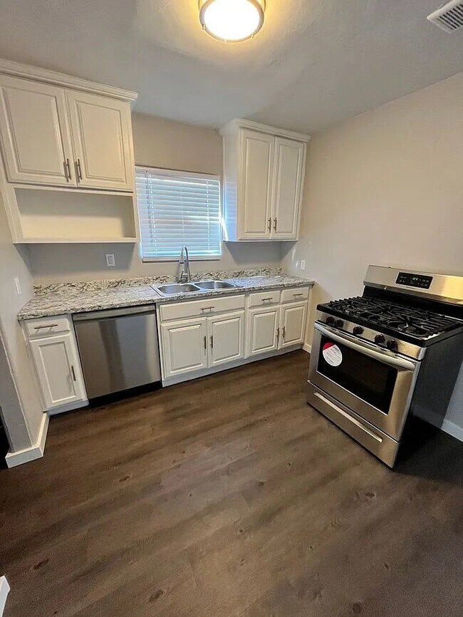 Building Photo - AMAZING 1 BEDROOM 1 BATHROOM FOR LEASE