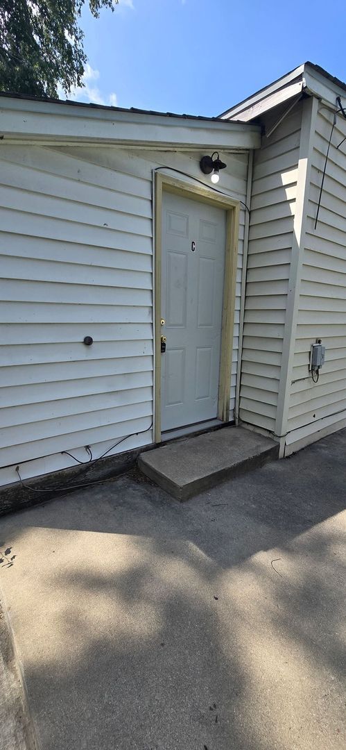 Building Photo - Efficiency Apartment - All Utilities Inclu...