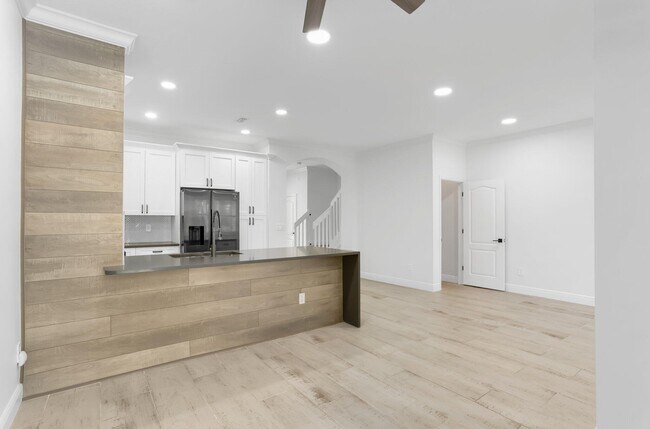Building Photo - 384 River Bluff Ln