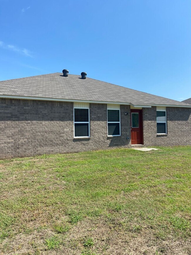 Building Photo - *Pre-leasing* Three Bedroom | Two Bath Home in Conrad Court