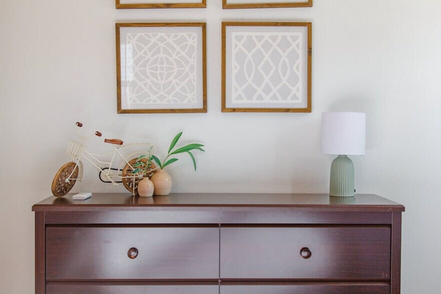 Building Photo - 920 W Lemp St