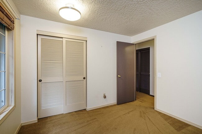 Building Photo - 3 Bedroom 2 Bath Single Level with Fence B...