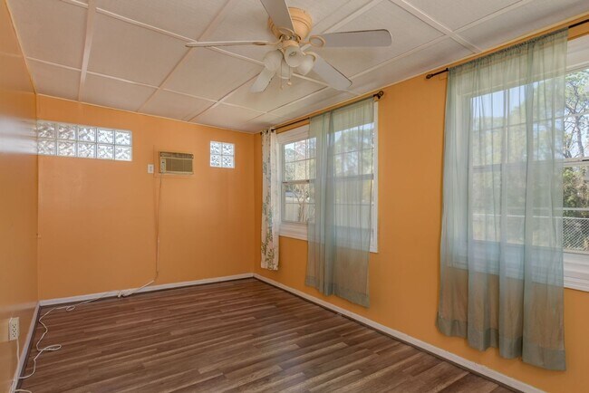 Building Photo - 4/2 Tampa Home