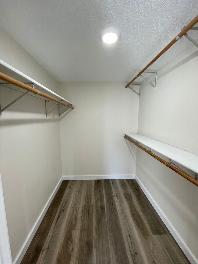 Building Photo - 4 bed 2.5 bath home in quiet Seven Oaks Subdivision