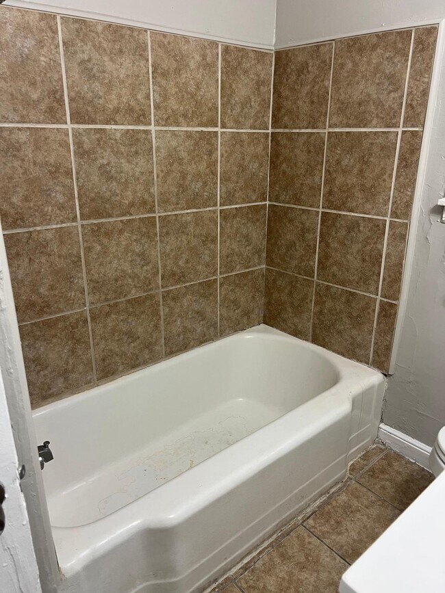 Building Photo - 747 Whitney Ave