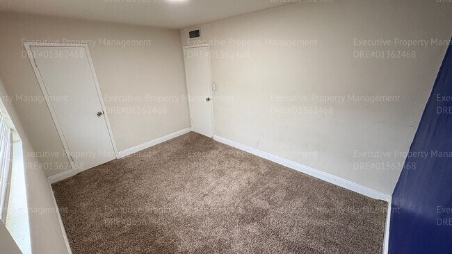 Building Photo - 2 bedroom 1 bathroom house located off the main street Oildale Dr.