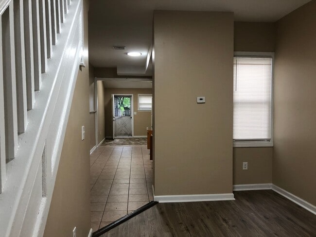 Building Photo - Great Home! 4 Bedrooms! Lots of Living Spa...