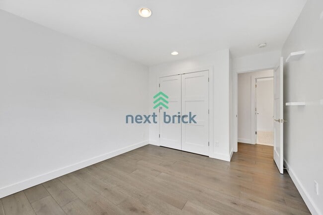 Building Photo - 4 BED & 2.5 BATH FOR RENT